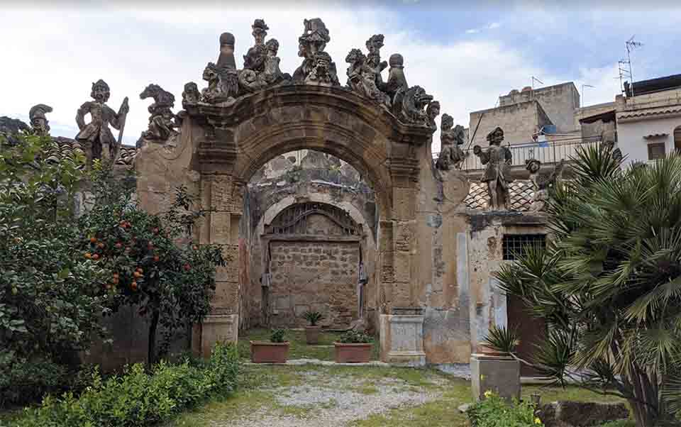 Bagheria-Visitare-Villa-Palagonia.jpg