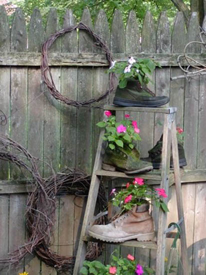 old-wooden-ladder-backyard-decorating-ideas-3.jpg